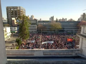 En Paraná se realizó una contundente Marcha Universitaria con criticas al Gobierno nacional y provincial