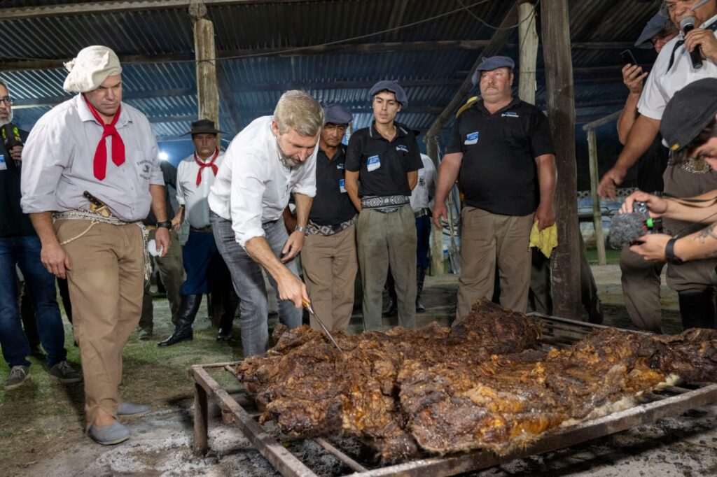 El gobernador estuvo presente en la Fiesta Nacional del Asado con Cuero en Viale