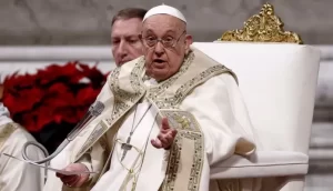 El papa Francisco presidió la misa de Nochebuena y dio inicio al “Año Santo” en Roma