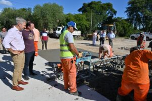 El gobernador inspeccionó el avance de la obra de desvío de tránsito pesado en Pueblo Brugo